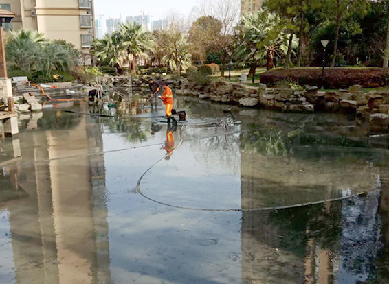西岗景观池淤泥清理