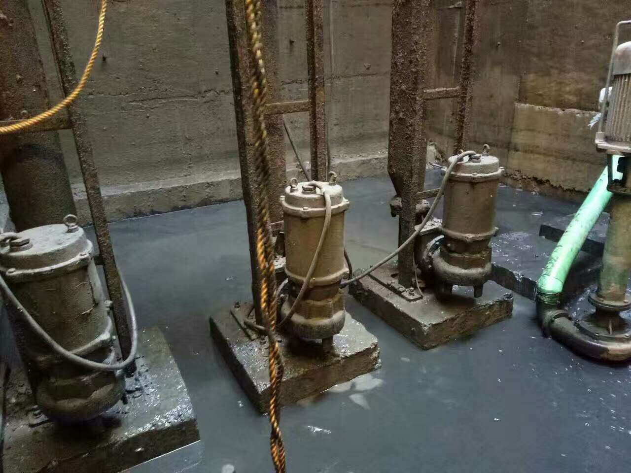 西岗污水池清理