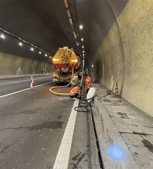 西岗隧道排水渠清淤